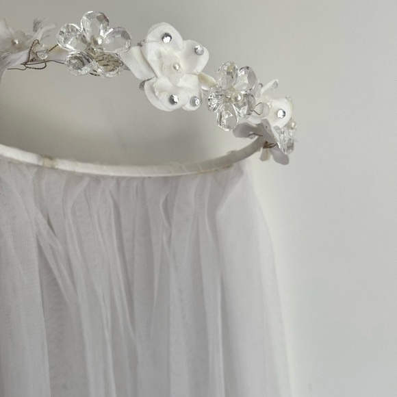 Claire’s White Communion Veil Flower Girl Headband with Pearls & Crystal Flowers - Picture 6 of 8